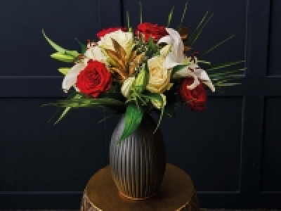 Deluxe Rose < Lily Bouquet 14.99 €