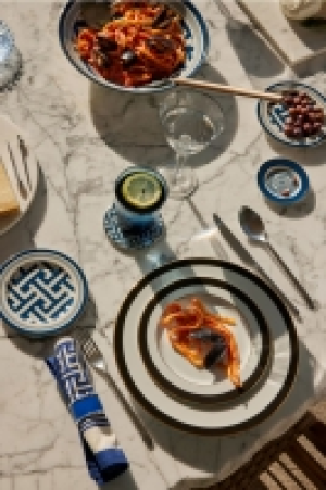HM  Porcelain plate