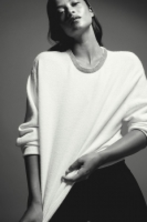 Rhinestone-embellished jumper 16.00 €