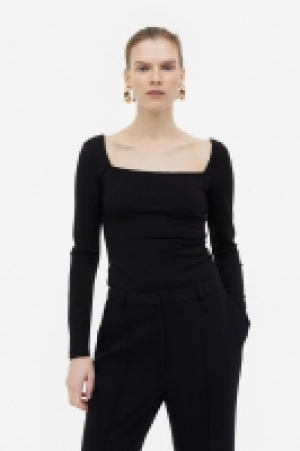Square-neck top 8.00 €