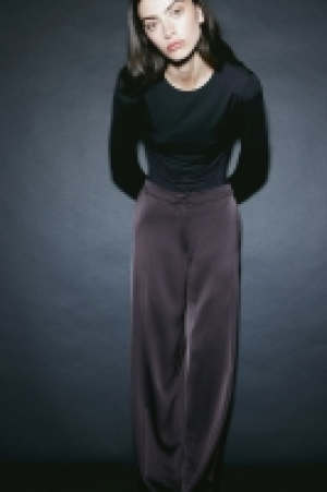Wide satin trousers 17.00 €