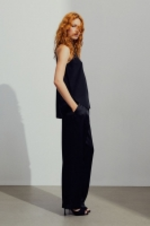Wide satin trousers 15.00 €