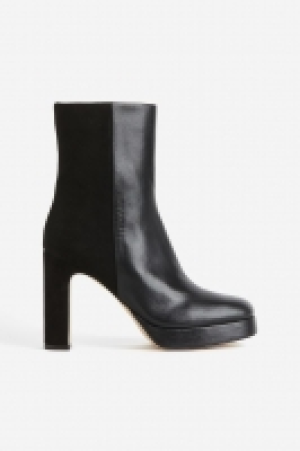 Heeled leather boots 52.00 €