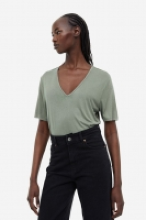 V-neck T-shirt 4.00 €