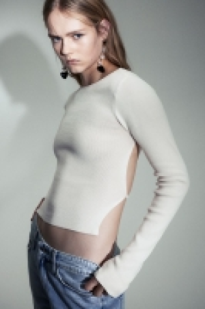Open-backed knitted top 7.00 €