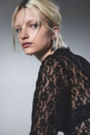 Long-sleeved lace top 7.00 €