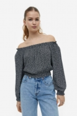 Off-the-shoulder blouse 16.00 €