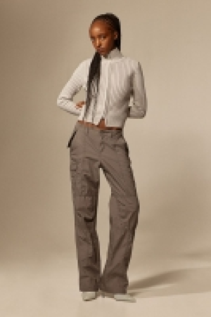 Low-waisted cargo trousers 18.00 €