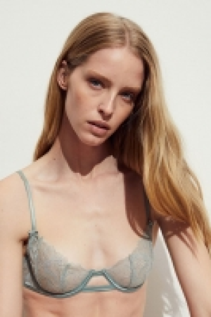 Non-padded underwired lace bra 9.00 €
