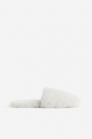 Fluffy slippers 12.00 €
