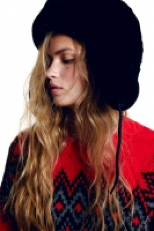 Fluffy earflap hat 8.00 €