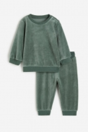 2-piece velour set 8.00 €