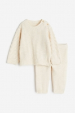 2-piece knitted set 12.00 €
