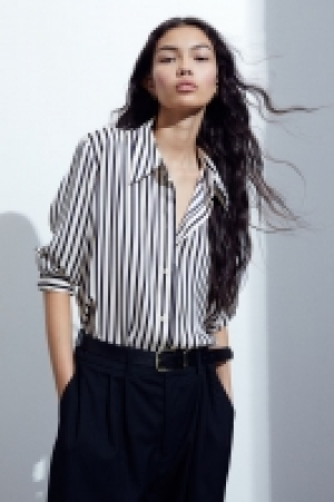 Pointed-collar shirt