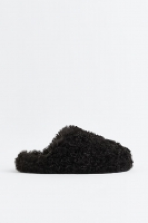 Fluffy slippers 9.00 €
