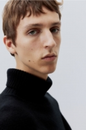 Loose Fit Wool polo-neck jumper 30.00 €
