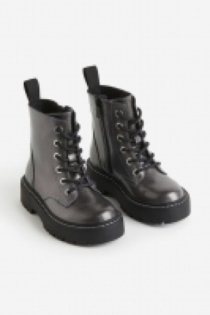 Lace-up boots 16.00 €