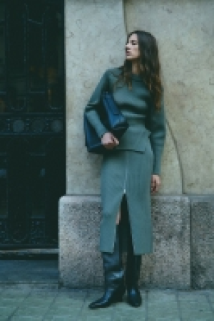 Zip-front rib-knit skirt