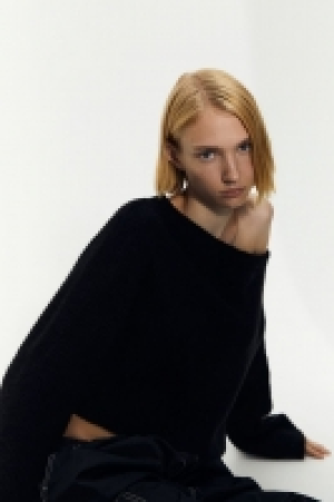 HM  Off-the-shoulder jumper