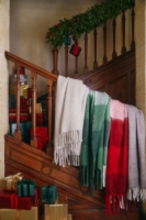 HM  Wool-blend blanket