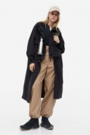 Water-repellent adjustable-length outdoor jacket