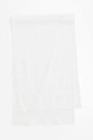 HM  Linen-blend table runner