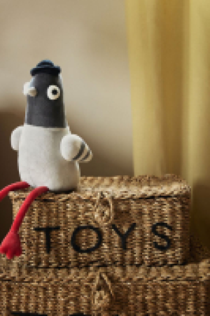 HM  Lidded toy box